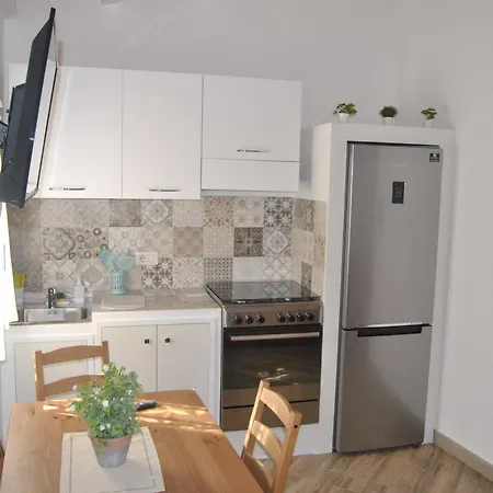Apartment Centre - 1-bed - Sleeps 4 *